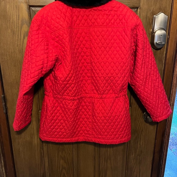 Ladies quilted jacket with a black collar. - Picture 2 of 3